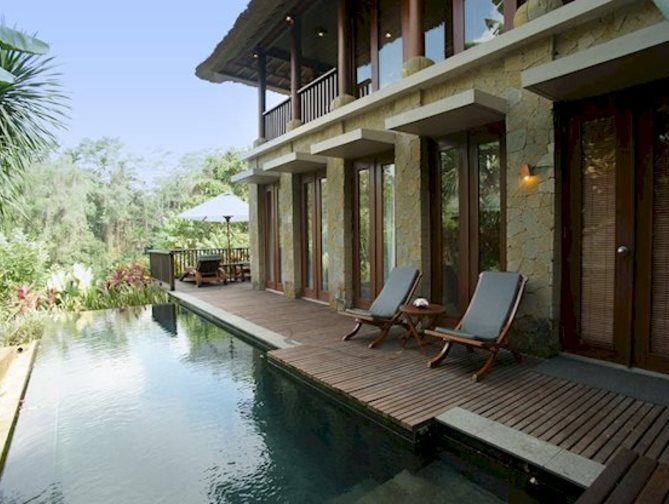 Zwembadzijde bij Maya Resort & Spa Hotel in Ubud, Indonesie  foto 2