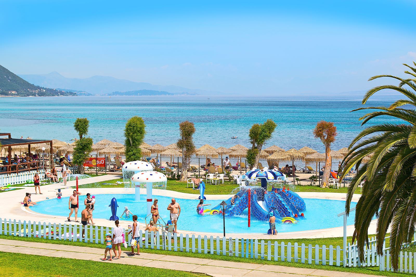 Zwembad van Messonghi Beach Hotel in Moraitika, Griekenland foto 1