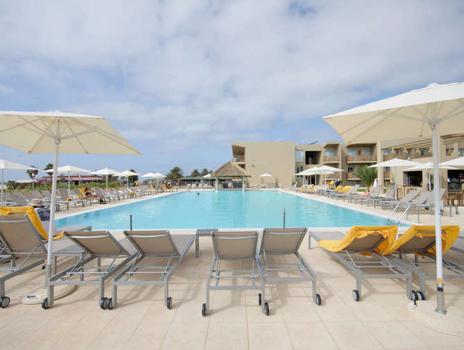 Zwembadzijdebij Oasis Salinas Sea Hotel in Santa Maria, Kaapverdië foto 1