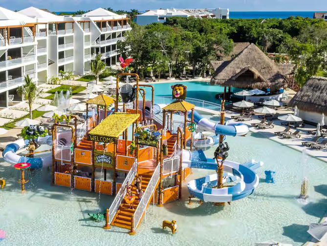 Zwembad met glijbanen van Ocean Riviera Paradise Hotel in Playa del Carmen, Mexico foto 2