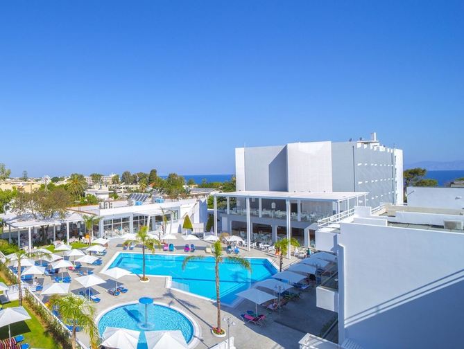 Buitenkant van Oceanis Park Hotel in Ixiá, Griekenland foto 1