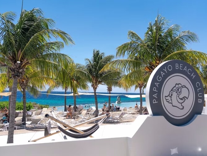 Zwembadzijdebi Papagayo Beach Hotel in Jan Thiel, Curacao foto 1