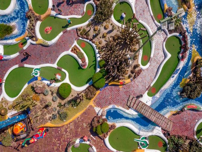 Grasveld bij het Parque Santiago IV Hotel in Playa De Las Americas, Spanje foto 2