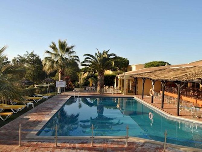 Zwembad van Pinhal do Sol Hotel in Quarteira, Portugal foto 1