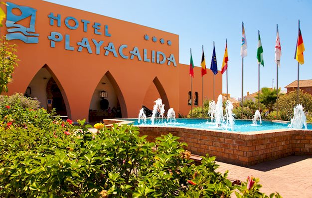 Zijaanzicht vanaf de weg van het Playacalida Spa Hotel Almunecar, Spanje foto 3