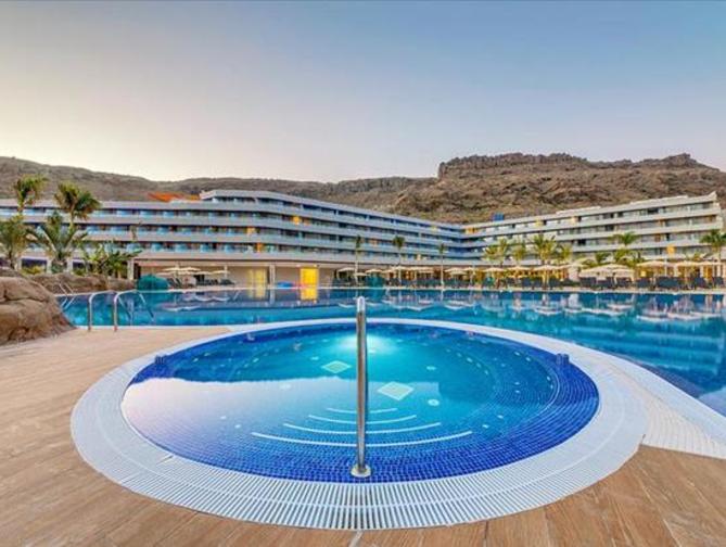 Buitenkant van Radisson Blu Resort in Puerto De Mogan, Canarische Eilanden foto 1