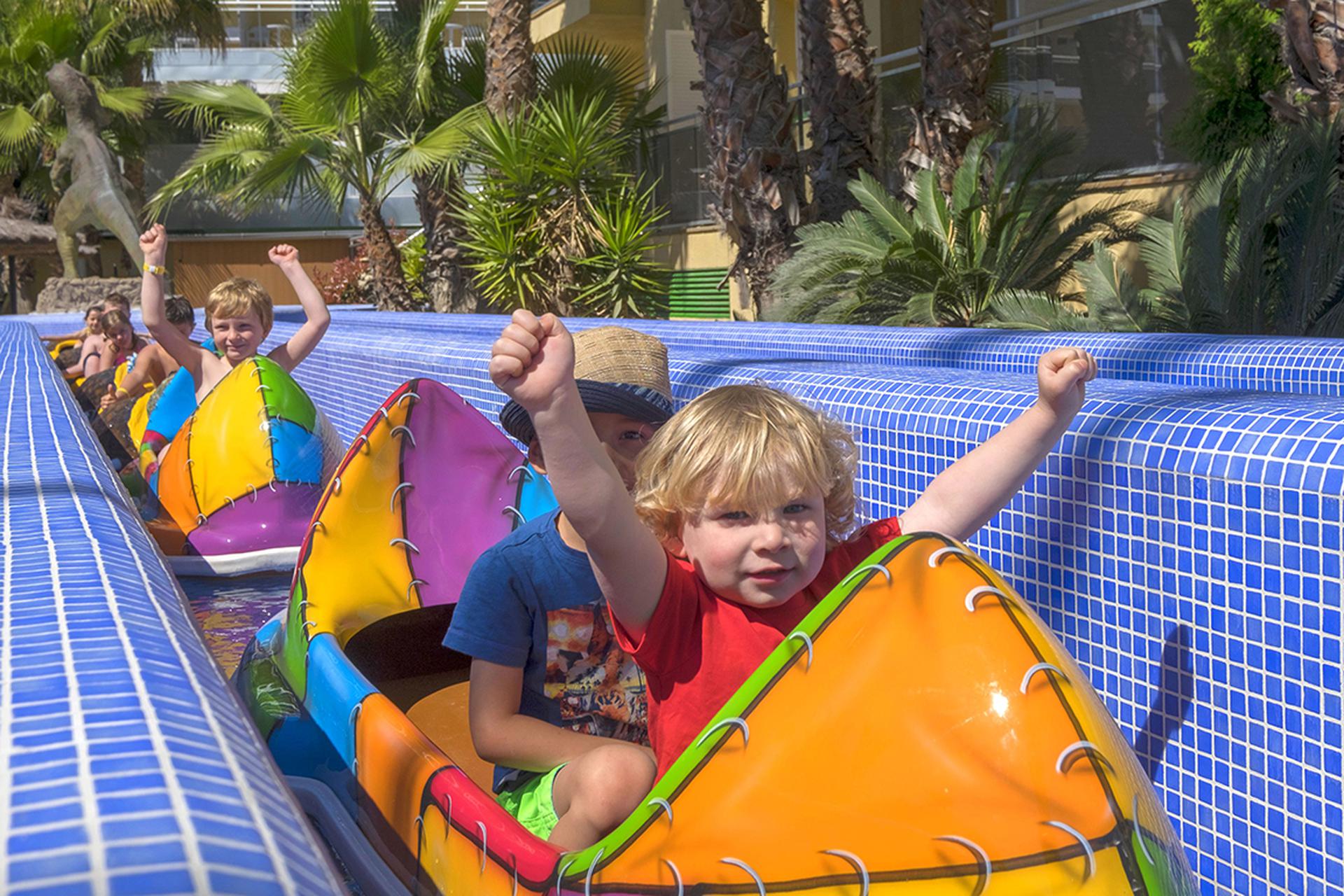 Zwembad met glijbanen van Rosamar Garden Resort in Lloret De Mar, Spanje foto 2