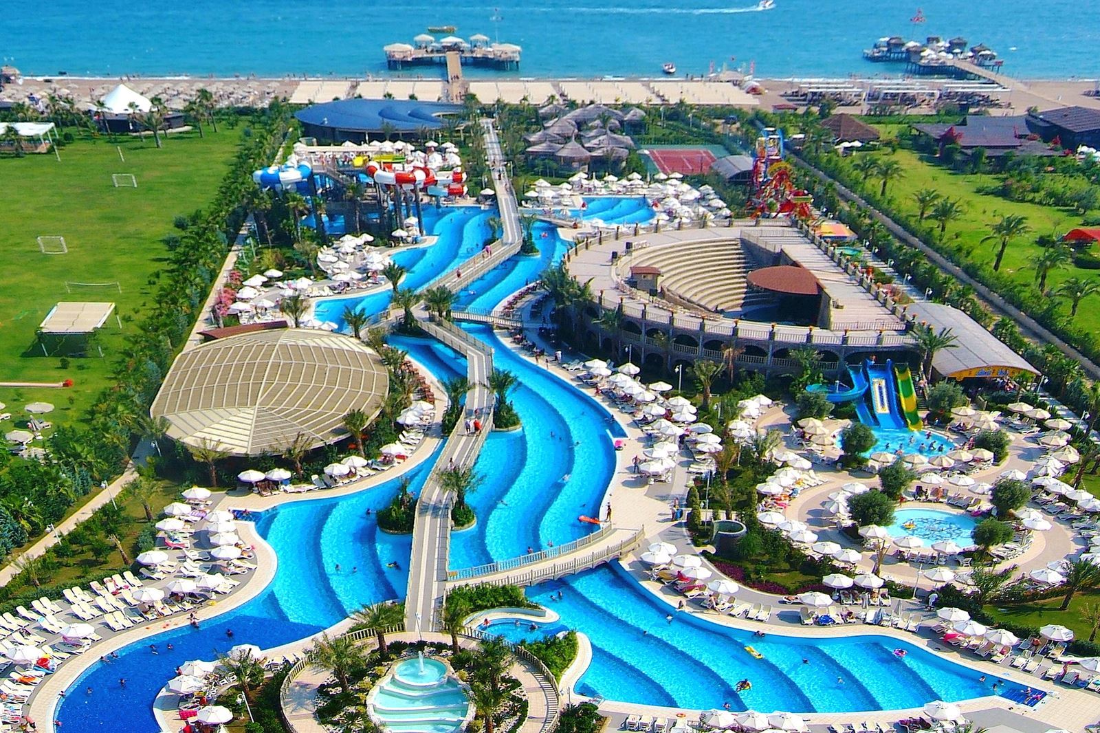 Zijaanzichtvanaf de weg van het Royal Holiday Palace Hotel in Lara, Turkije foto 1