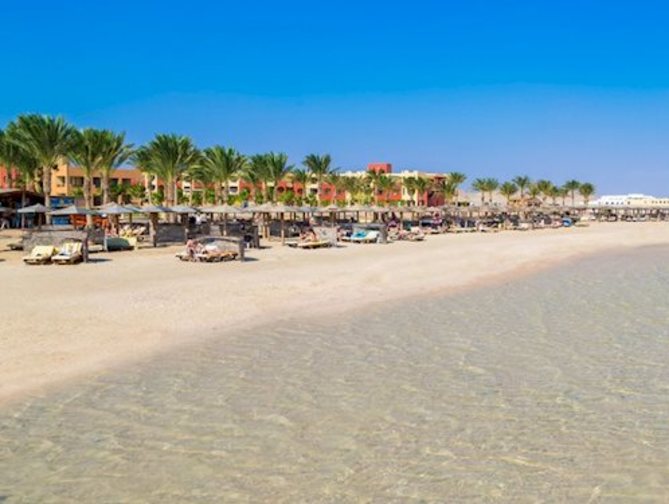 Strand bij Royal Tulip Beach Resort in Port Ghalib, Egypte foto 1