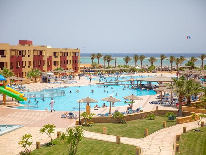 Zwembad van Royal Tulip Beach Resort in Port Ghalib, Egypte foto 2