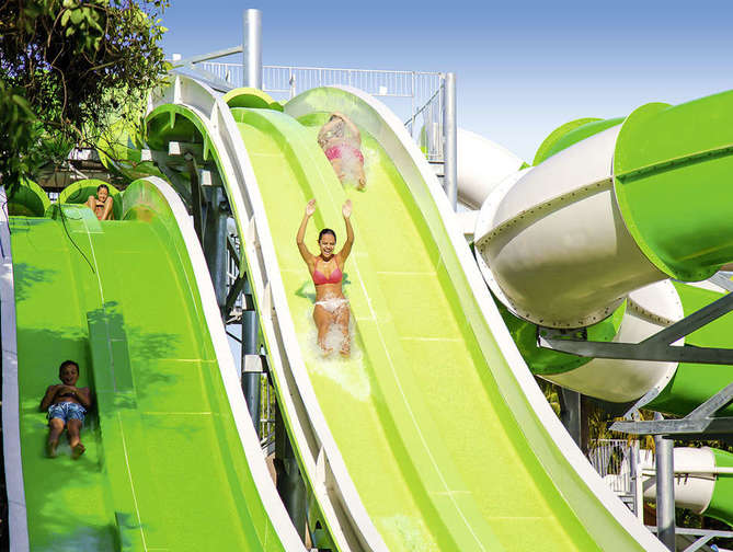 Zwembad met glijbanen van Sandos Caracol Eco Resort in Playa del Carmen, Mexico foto 2