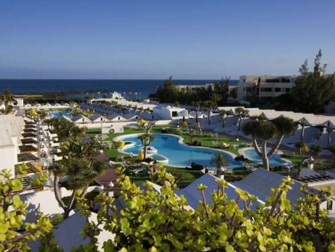 Buitenkant van Sands Beach Resort in Costa Teguise, Spanje foto 3