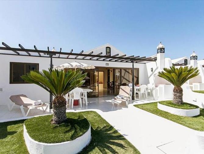 Grasveldbij het Sands Beach Resort in Costa Teguise, Spanje foto 2