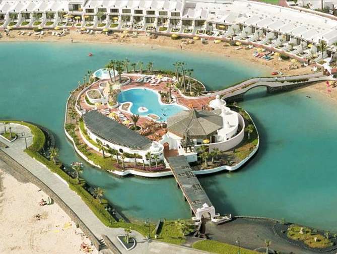 Buitenkant van Sands Beach Resort in Costa Teguise, Spanje foto 1