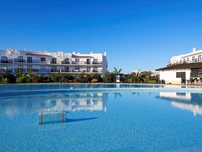 Zwembad van Sol Dunas Resort in Santa Maria, Kaapverdië foto 1