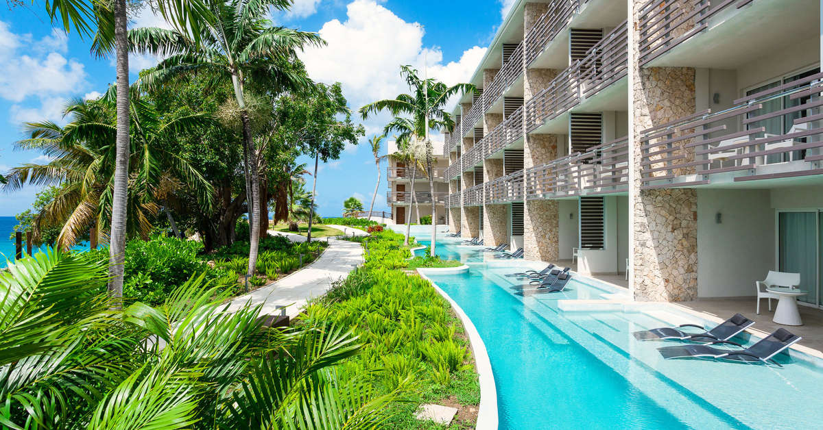 Zwembadzijde bij Sonesta Ocean Point Hotel Maho Bay, Sint Maarten foto 1