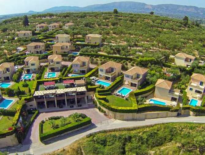 Zijaanzichtvanaf de weg van het St. John Villas & Suites Resort in Tsilivi, Griekenland foto 3