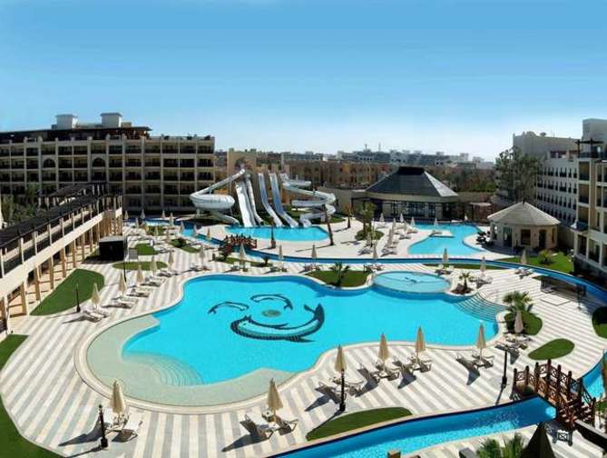Zwembad met glijbanen van Steigenberger Aqua Magic Hotel in Hurghada, Egypte foto 1