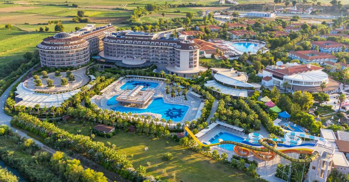 Buitenkant van Sunmelia Beach Spa Resort in Kizilagaç, Turkije foto 1