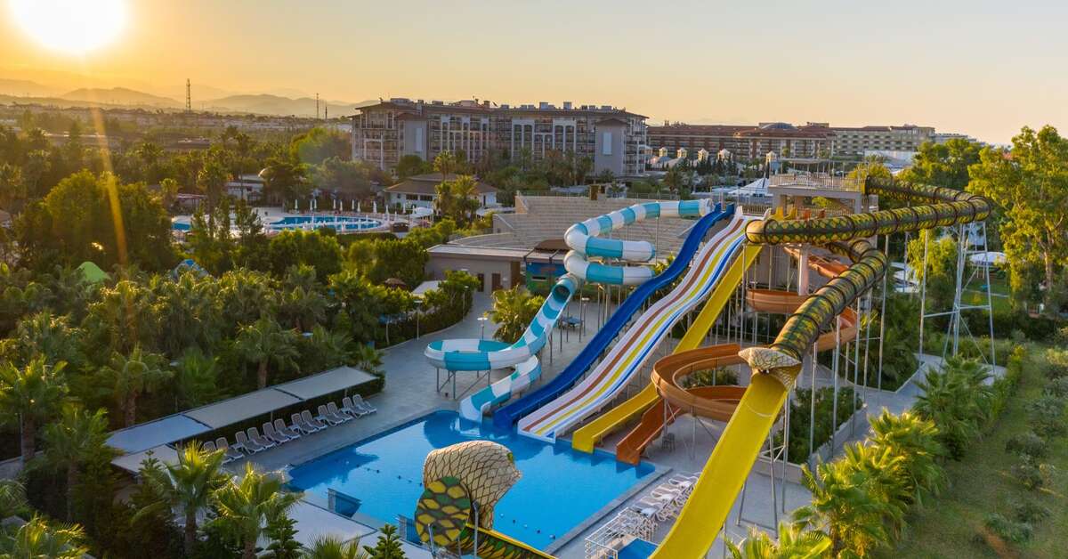 Zwembad met glijbanen van Sunmelia Beach Spa Resort in Kizilagaç, Turkije foto 2