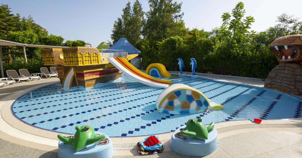 Zwembad met glijbanen van Sunmelia Beach Spa Resort in Kizilagaç, Turkije foto 3