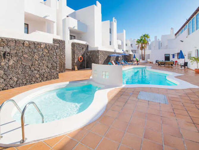 Zwembad van Tabaiba Center Hotel in Costa Teguise, Spanje foto 1