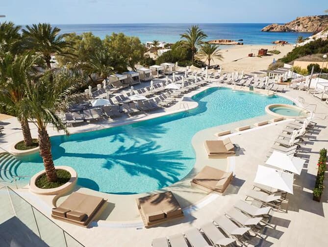 Tarida Beach Ibiza: Stijlvol Genieten in Cala Tarida