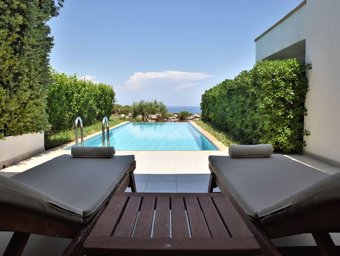 Zwembadzijde bij The Kresten Royal Villas & Spa Hotel in Kalithea, Griekenland  foto 3