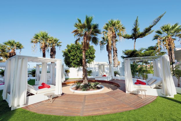 Grasveld bij het Tigotan Lovers & Friends Hotel in Playa de las Américas, Spanje foto 3