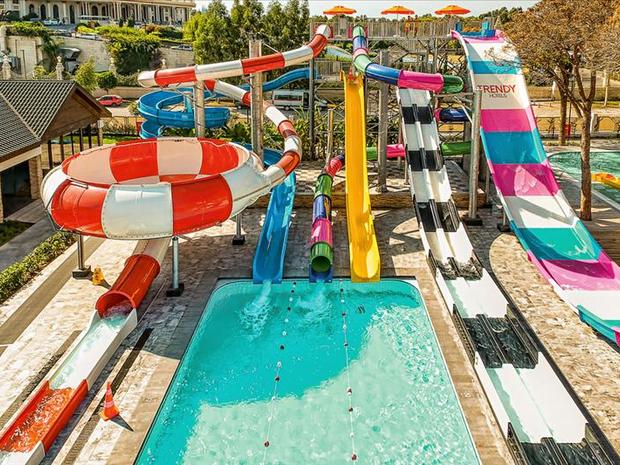 Zwembad met glijbanen van Trendy Lara Hotel Alanya, Turkije foto 2