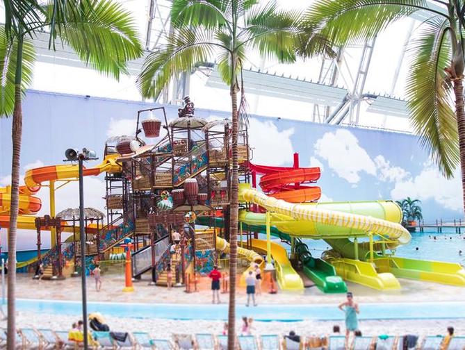 Zwembad met glijbanen van Vakantiepark Tropical Islands Hotel in Krausnick-Gross Wasserburg, Duitsland foto 2