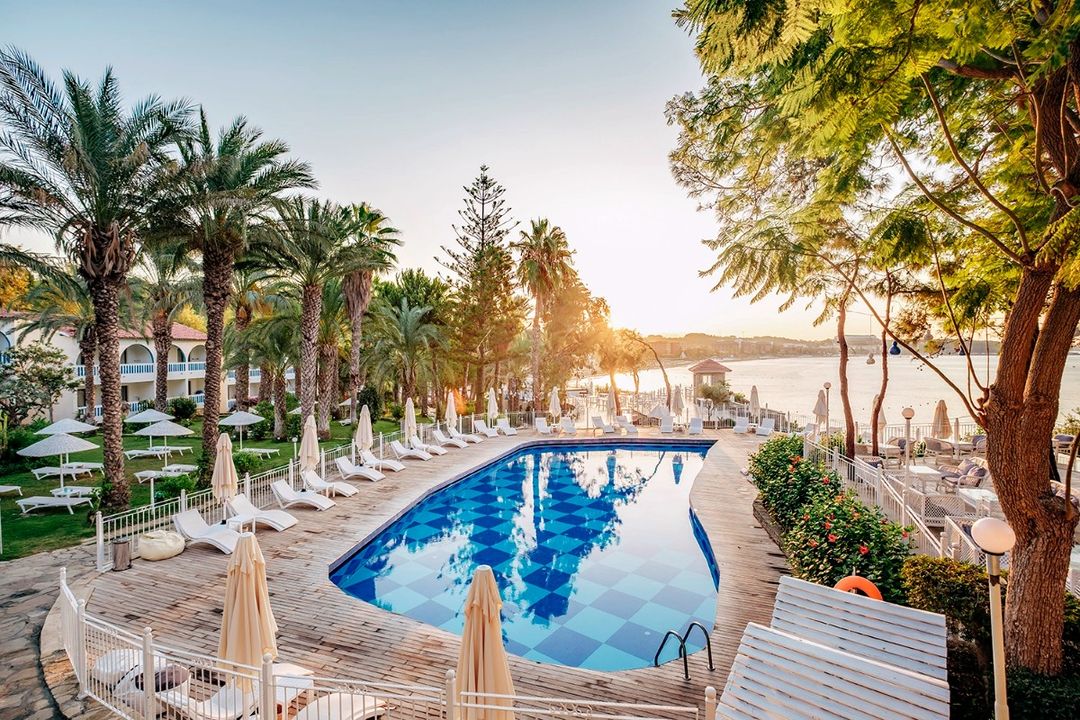 Een foto van het zwembad bij Utopia Resort - 1