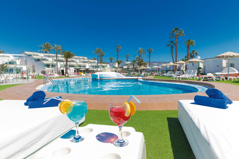 Zwembadzijde bij  Vista Oasis Hotel in Esquinzo, Spanje foto 2