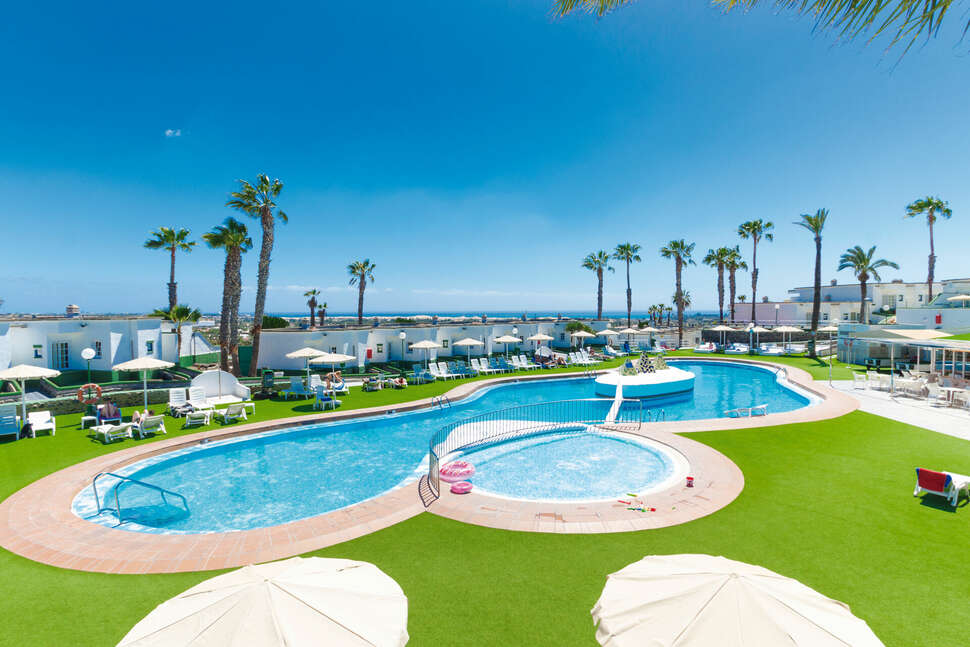 Zwembadzijde bij  Vista Oasis Hotel in Esquinzo, Spanje foto 1